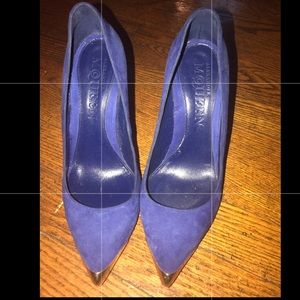 ALEXANDER MCQUEEN Blue heels with gold toe